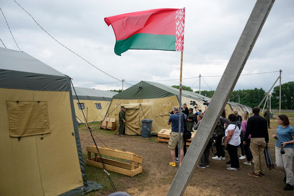 Ett medieuppbåd har släppts in i den belarusiska militärens anläggning där de gör sig redo att välkomna Wagner-soldater. Bilden togs den 7 juli.