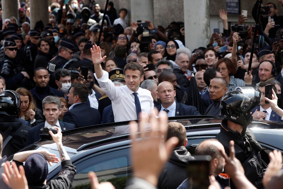 Den omvalde franske presidenten Emmanuel Macron möter folket efter förra helgens val.