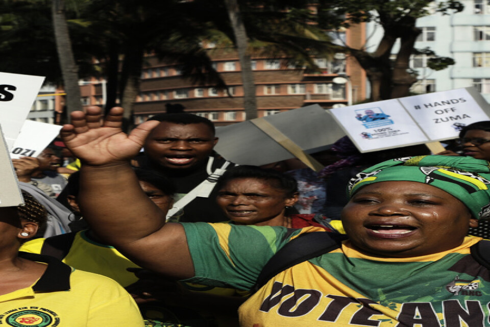 Zumaanhängare demonstrerade utanför en domstol i Durban i fjol i anslutning till att expresidenten hördes om misstänkta mutbrott. Arkivbild.