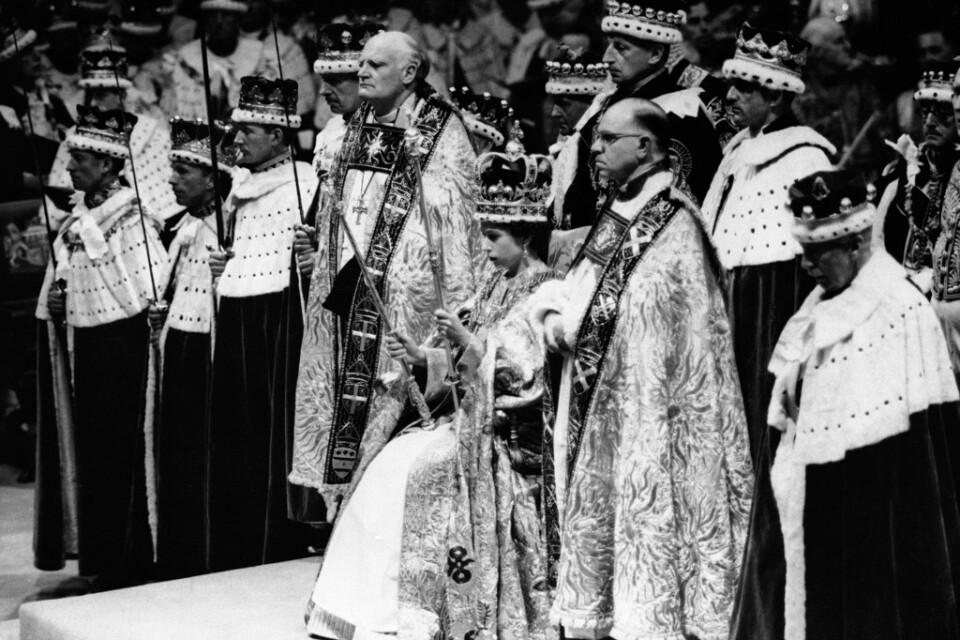 Drottning Elizabeth II bär Sankt Edvards krona i samband med kröningsceremonin den 2 juni 1953.
