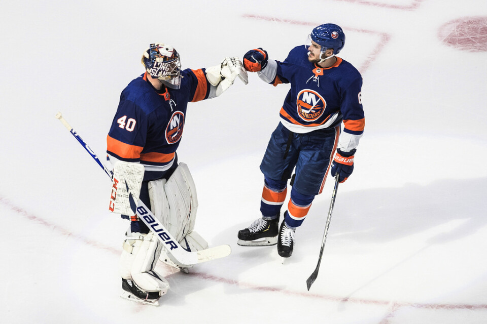 New York Islanders målvakt Semjon Varlamov och lagkamraten Ryan Pulock firar lagets vinst över Tampa Bay.