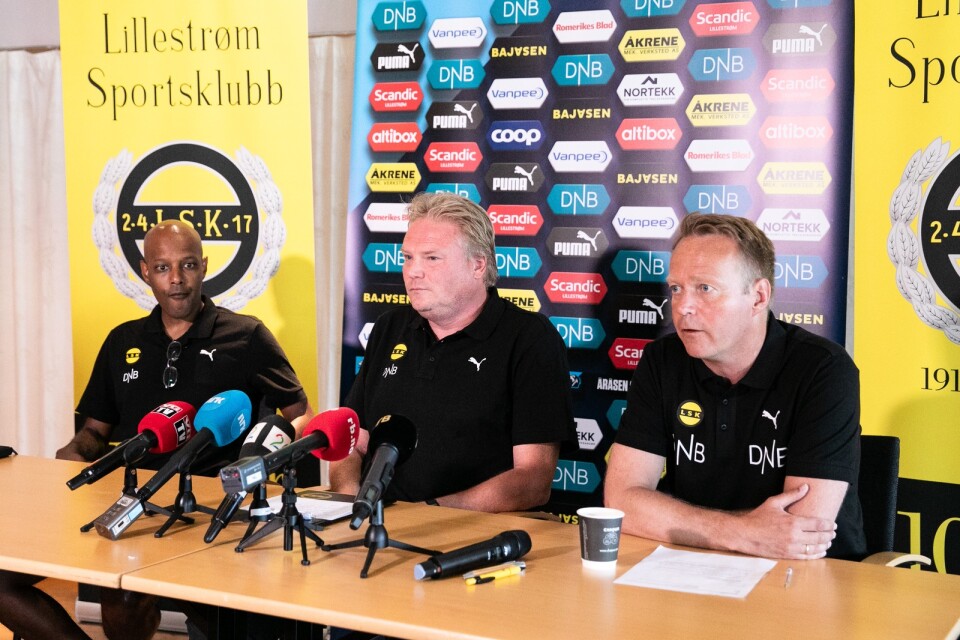 Lillestrøms ordförande Morten Kokkim (höger) och sportchef Simon Mesfin (vänster) är kritiska till fotbollsklubbar som permitterar. På bilden finns också svenske Jörgen Lennartsson som presenterades som tränare 2018, men fick lämna efter förra säsongen. Arkivbild.
