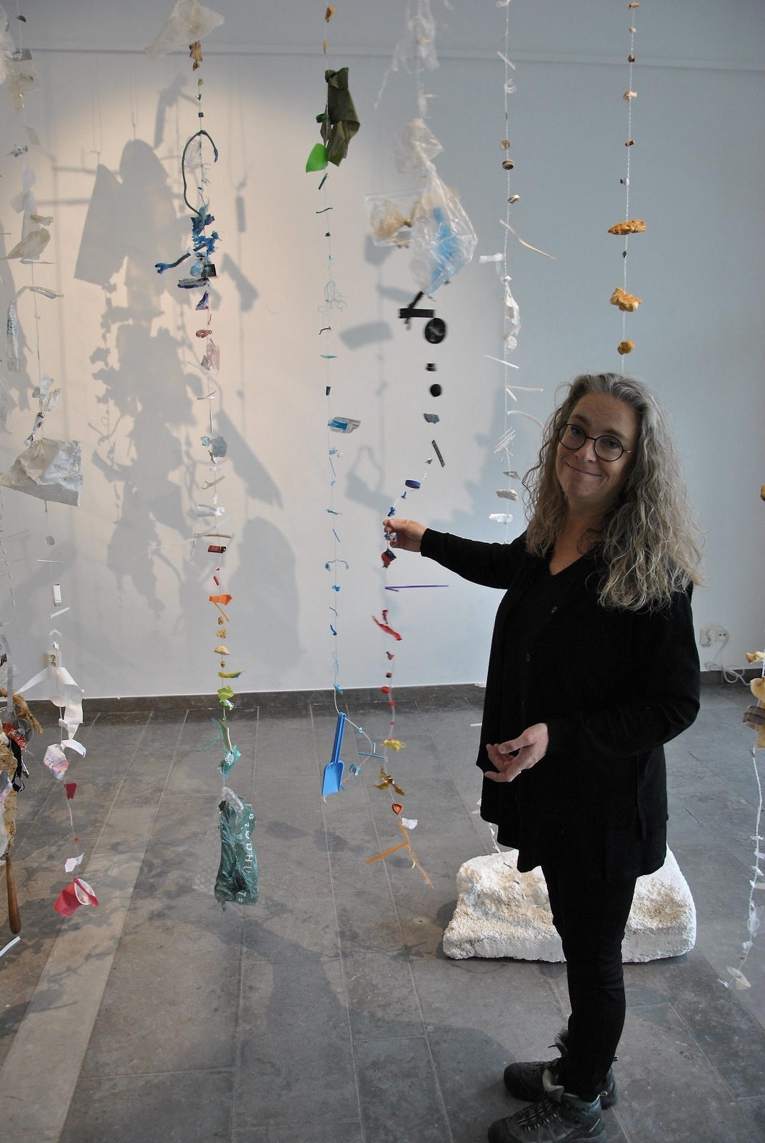 Joanna Thedes utställning ”Återfunna slingor och spår” innehåller bland annat 33 ”flätor” av upphittat skräp.Foto: Hans Bryngelson