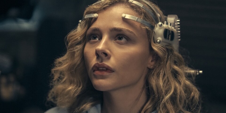 Flynne Fisher (Chloë Grace Moretz) dras in i en dystopisk framtid när hon testar sprillans ny VR-utrustning.