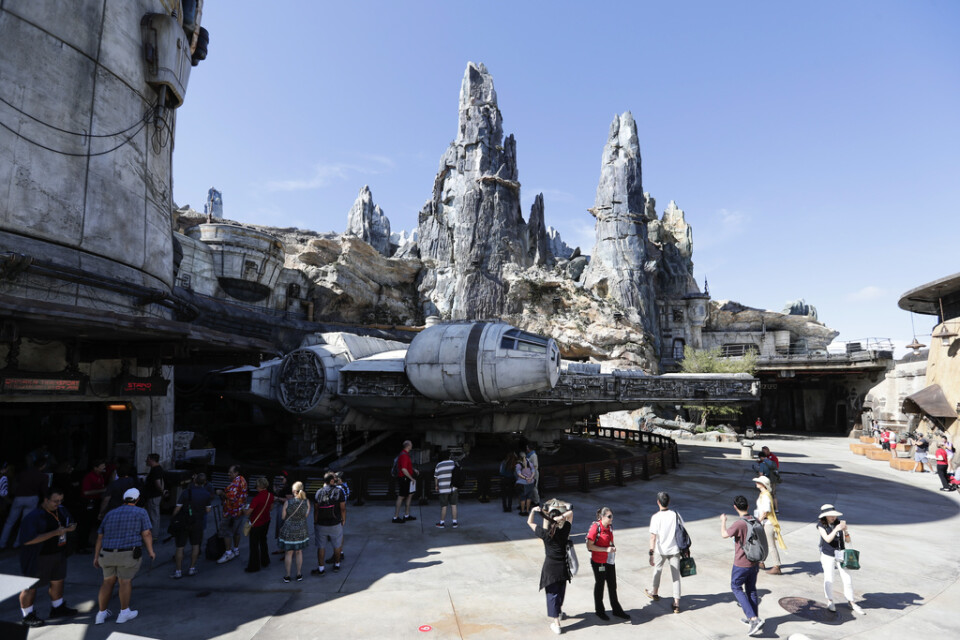 Parkbesökare i "Galaxy's edge", en "Star wars"-del i Disney World i Kalifornien. Arkivbild.