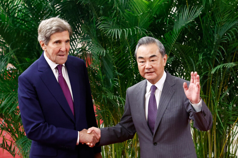 USA:s särskilda sändebud för klimatfrågor, John Kerry, träffade Kinas toppdiplomat Wang Yi i Peking för att inleda nya klimatsamtal.