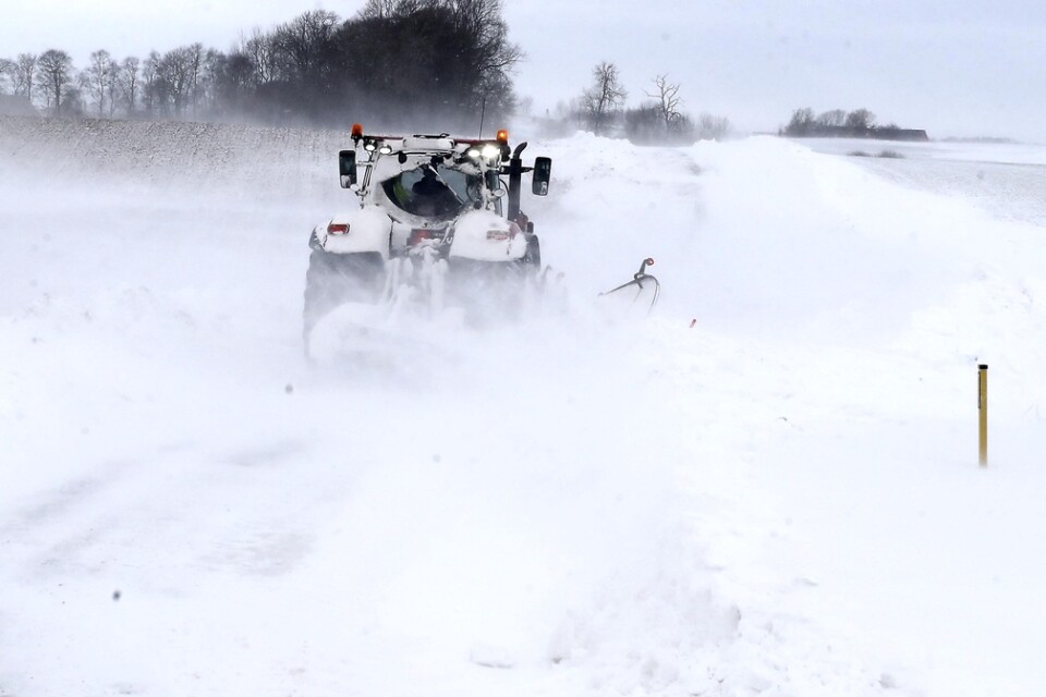 Snö i kombination med blåst fortsätter ställa till det i Trelleborg och runt om i södra Skåne. Under tisdagen har Trelleborgs kommun beslutat att ställa in all skolskjutstrafik.