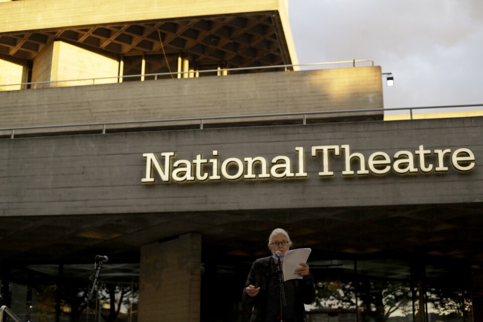 Skådespelerskan Vanessa Redgrave talar utanför the National Theatre i London, och uppmanar folk att samlas utanför teatern varje månad för att uppbåda stöd åt den krisande branschen.