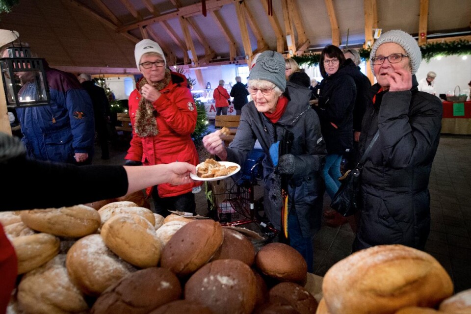 Inga Wilson och Lilly Johansson provsmakar stenugnsbakat bröd. Foto: Lena Ehring