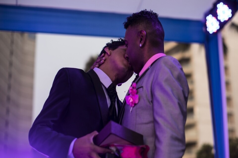 Ett par gifter sig i en symbolisk ceremoni i Lima i Peru. Hbtq-personer i Peru vill få samma rätt att gifta sig som heterosexuella.