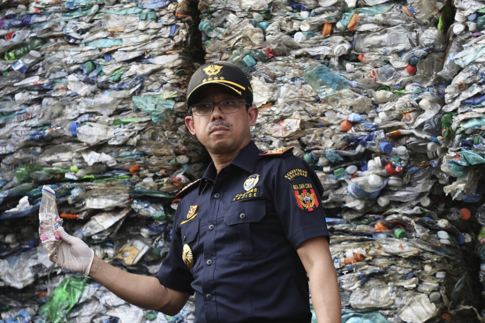 Tullchefen Heru Pambudi framför en container med plastsopor i Jakarta.
