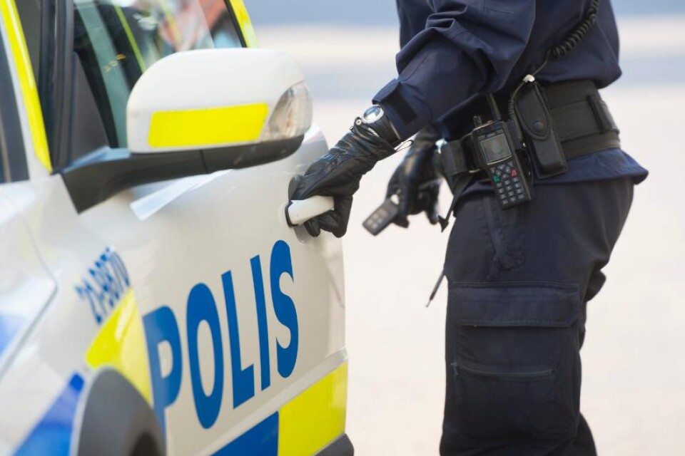 STOCKHOLM 20131025En polis öppnar dörren till sin polisbil