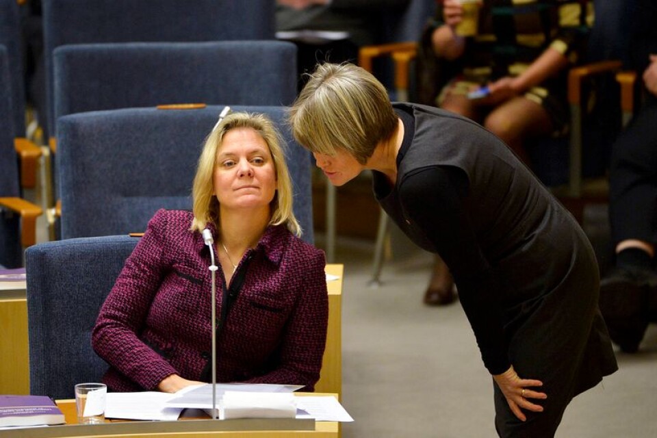 Ulla Andersson(V) leker viskleken med finansminister Magdalena Andersson i riksdagen.
