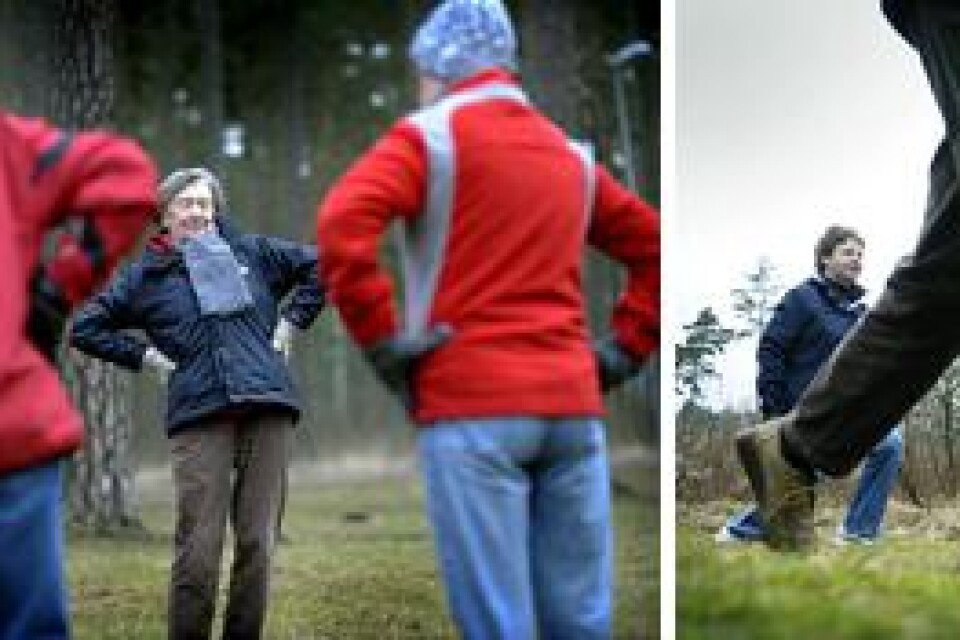I en skogsglänta stannar damerna till. Karin Steen visar hur en höftrullning ska se ut. Bilder: PETER ÅKLUNDH