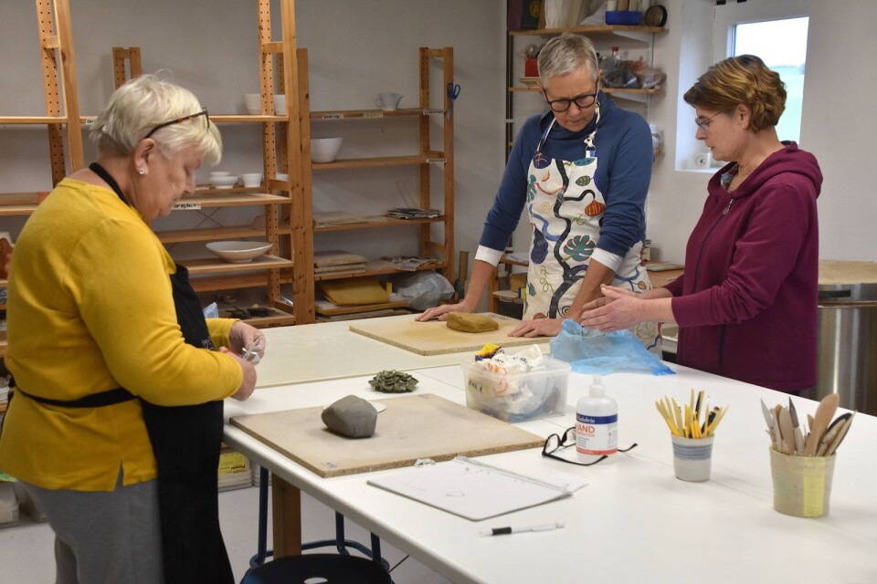Eva Andersson och Pia Larsson har båda hållit på ett tag med keramik men använder gärna andra tekniker än drejning. Med initierat stöd av Wiveka Norvell (längst till höger i bild) jobbar de med varsitt projekt i Inspirationsverkstan i Östra Ingelstad.
