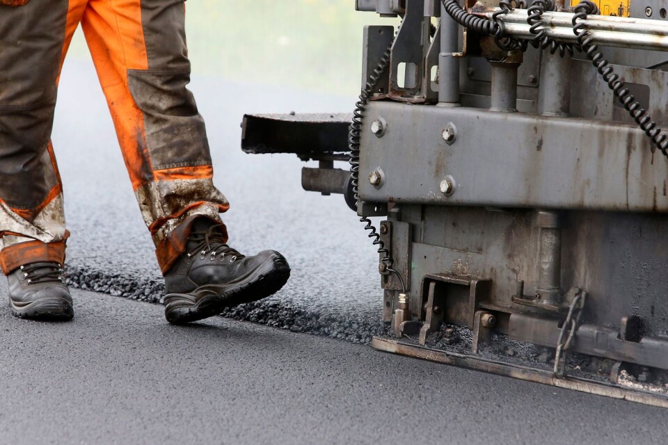 I slutet av juni och början av juli pågår asfaltering på flera platser i Karlskrona.