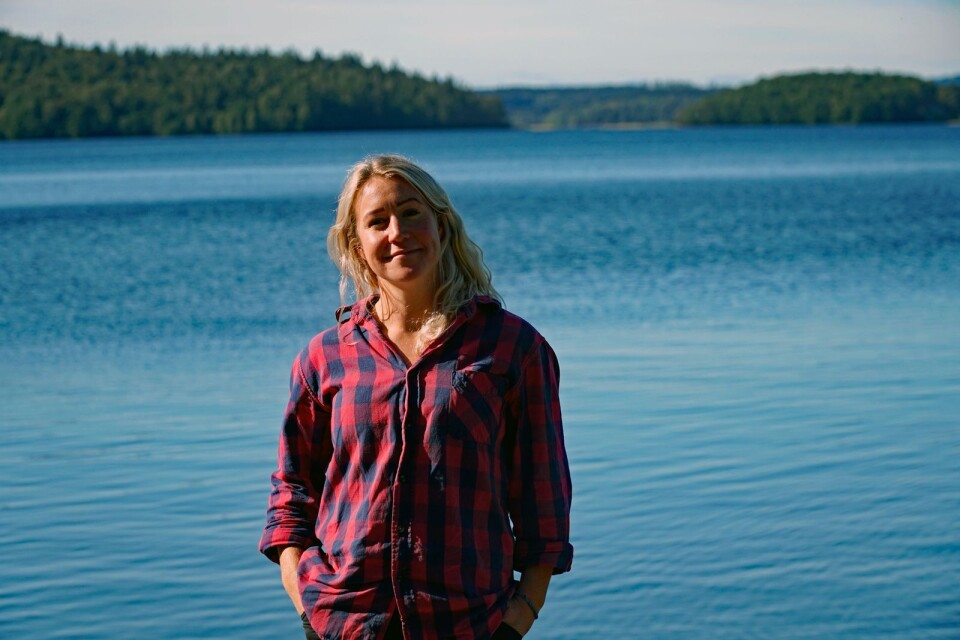 – Man blir lugn av att vara här. Här är jag väldigt nära naturen, säger Karin Jansdotter om sin bas i Mark; kanten av Öresjön utanför Torestorp. Dit återkommer hon mellan sina resor runt om i världen.