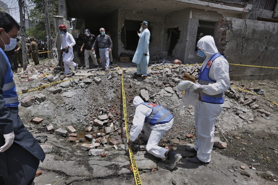 Utredare samlar bevis vid explosionsplatsen i Lahore, Pakistan.