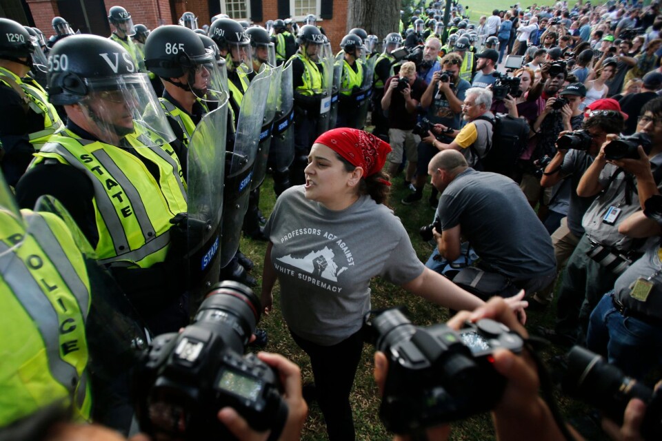 Under lördagen höll hundratals studenter och vänsteraktivister motdemonstrationer i Charlottesville.