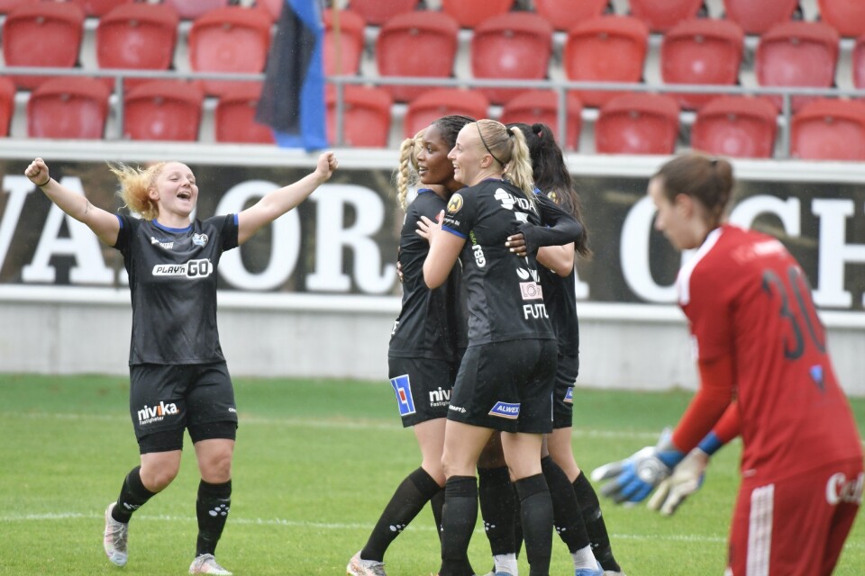 Växjö DFF:s Sophia Redenstrand (tre assist), Evelyn Ijeh (två mål) och Hanna Stokki (ett mål) jublar under 7–1-segern mot Gamla Upsala.