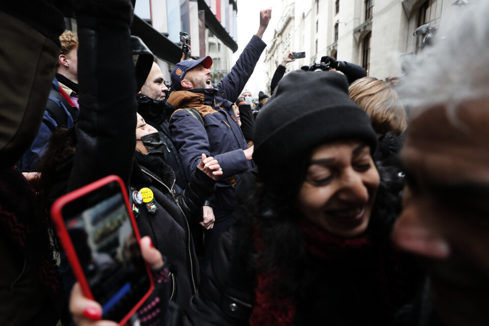 Assange-anhängare firar utanför Old Bailey i London.