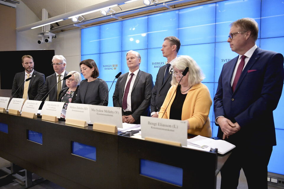 Jonas Eriksson (MP), Ture Skånberg (KD), Linda Ylivainio (C), Karin Enström (M), Hans Ekström (S), Matheus Enholm (SD), Mia Sydow Mölleby (V), Bengt Eliasson (L) under konstitutionsutskottet pressträff.