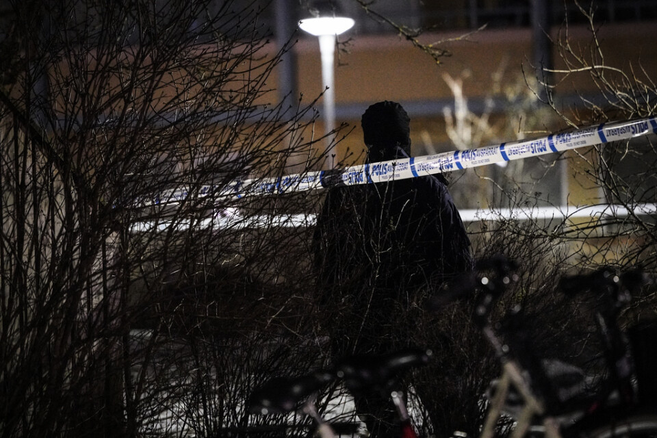 Polis vid avspärrning på platsen där en explosion inträffade i en trappuppgång i Rosengård på lördagskvällen.