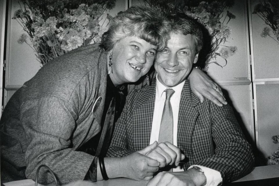 ANDRA TIDERCharlotte Branting ger sin partiledare Bengt Westerberg en kram vid valet 1985, som för Folkpartiet innebar ett rekordresultat. Foto: Claus Gertsen