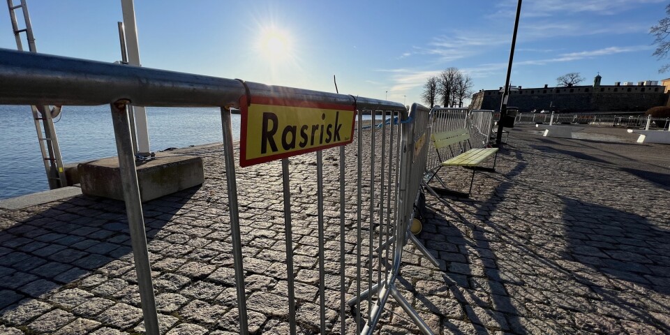 Tre delar av kajerna vid Kungsbron, fram till Stumholmskanalen, är just nu avspärrade i väntan på att man ska börja renovera delar av av en sträcka på uppemot 500 meter.