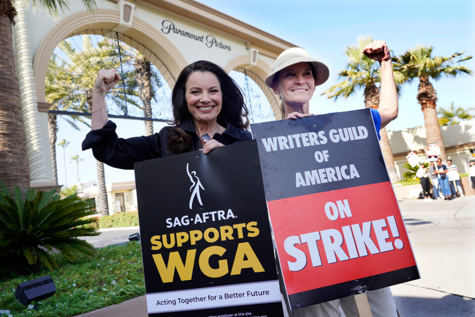 Fran Drescher, ordförande för SAG-AFTRA och Meredith Stiehm, ordförande för Writers Guild of America West protesterar tillsammans i Los Angeles. Arkivbild.