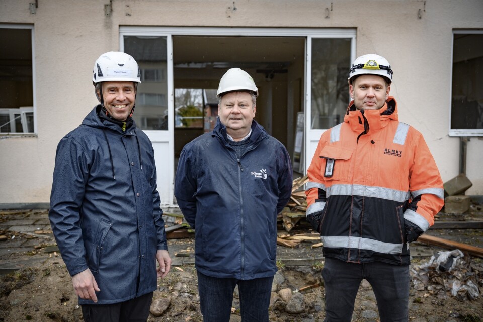 ”En milstolpe”, säger Magnus Nilsson (KD), ordförande Göingehem, om rivningen i Hanaskog. Kenth Göstasson, projektledare på Göingehem AB, och Andreas Mineur Älmby, tycker det är bra att det äntligen är igång.