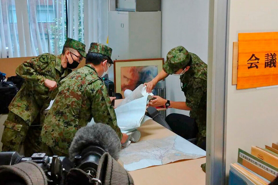 Medlemmar ur Japans självförsvarsstyrka i ett mötesrum i staden Sapporo efter rapporterna om den nordkoreanska roboten.