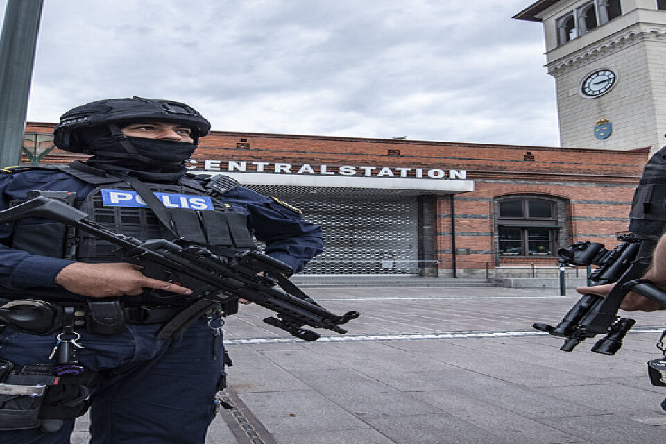 Poliser med förstärkningsvapen utanför Malmö C den 10 juni. Arkivbild.