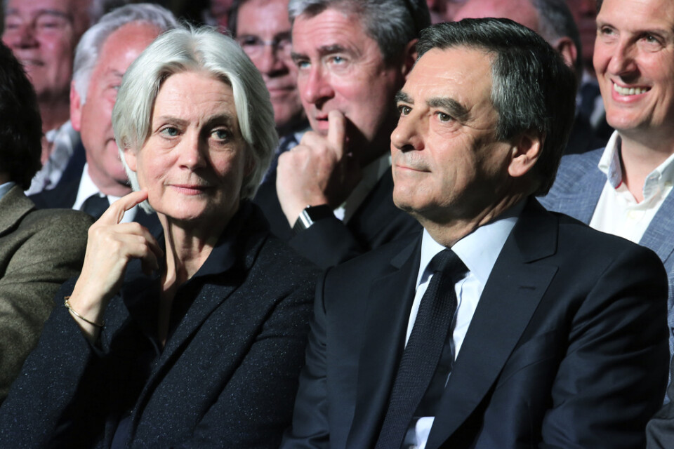 Rättegången mot Frankrikes tidigare premiärminister François Fillon och hans fru Penelope skjuts upp till onsdagen. Arkivbild.