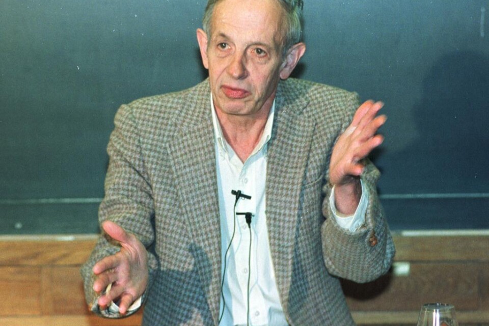 Den amerikanske matematikern och Nobelpristagaren John Forbes Nash har omkommit i en bilolycka i New Jersey, uppger lokala medier enligt NTB. 86-årige Nash fick Sveriges Riksbanks pris till Alfred Nobels minne 1994 för sin forskning om olika spelteorier