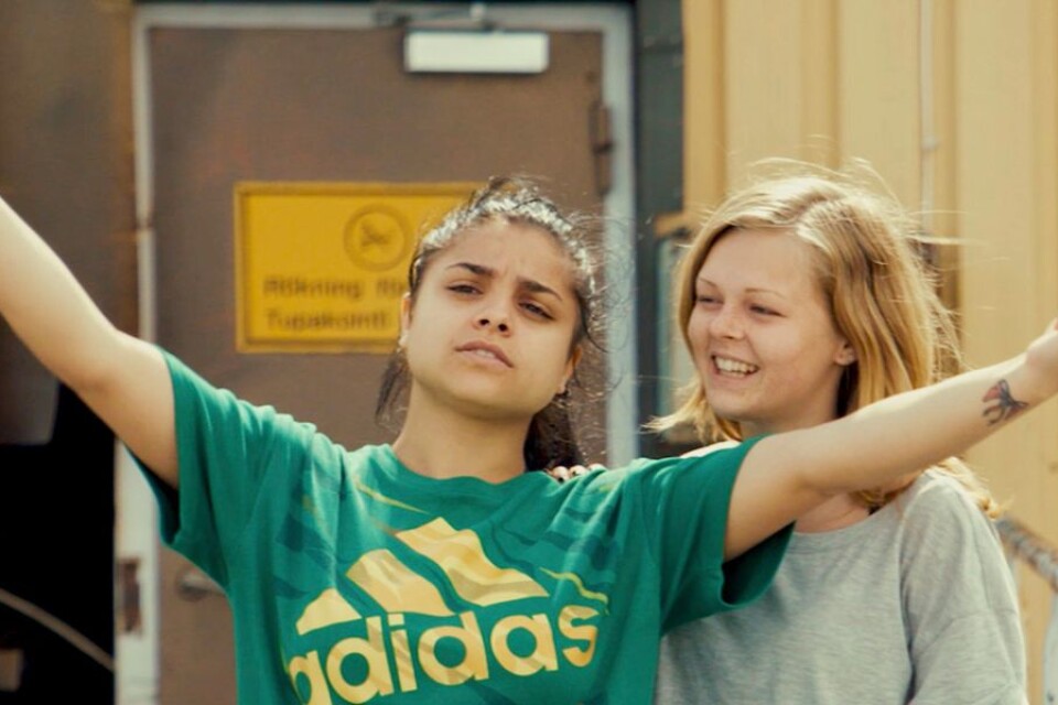 Sabina (Andreea Petré) och Elin (Elin Marklund) lyser upp den dystra ”Till drömmarnas land”.