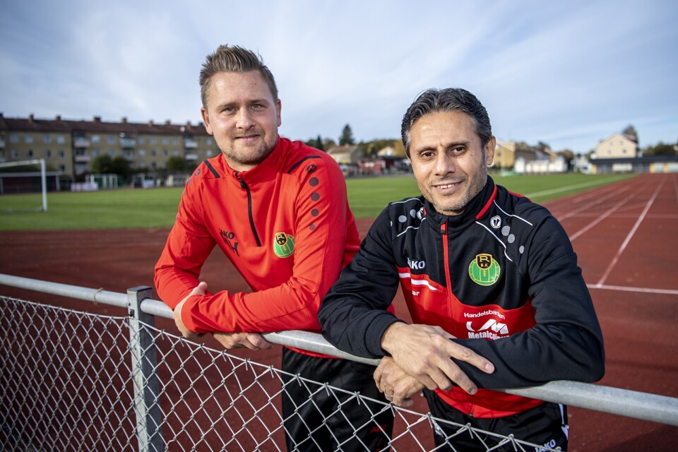 Mikael Håkansson, tränare i Ronneby BK och Omar Kasir, nystartsanställd resurs. Mikael vittnar om en ohållbar situationen innan Omar började arbeta på klubben. ”De var på väg att lägga ner, ledarna orkade inte längre” berättar han.