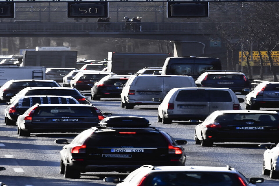 Vägtrafiken är en av de största källorna till växthusgaser i Sverige. Nu ska regeringen utreda ett stoppdatum för försäljning av fossila bränslen. Arkivbild.