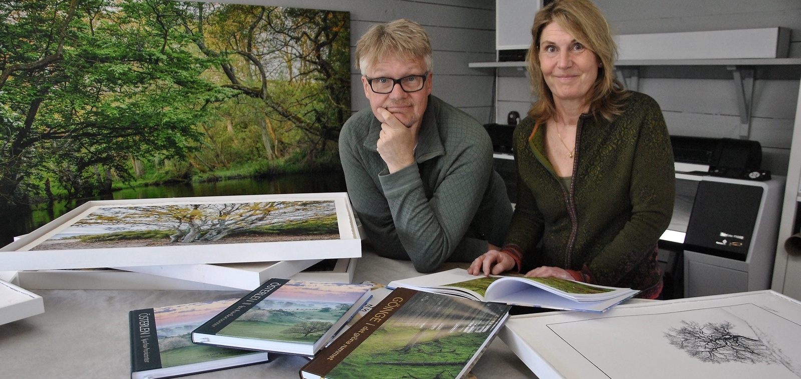 Sven och Louise Persson visar den nya naturfotoboken och många bilder under en utställning på Bäckaskogs slott i påsk.
Foto: Hans Bryngelson