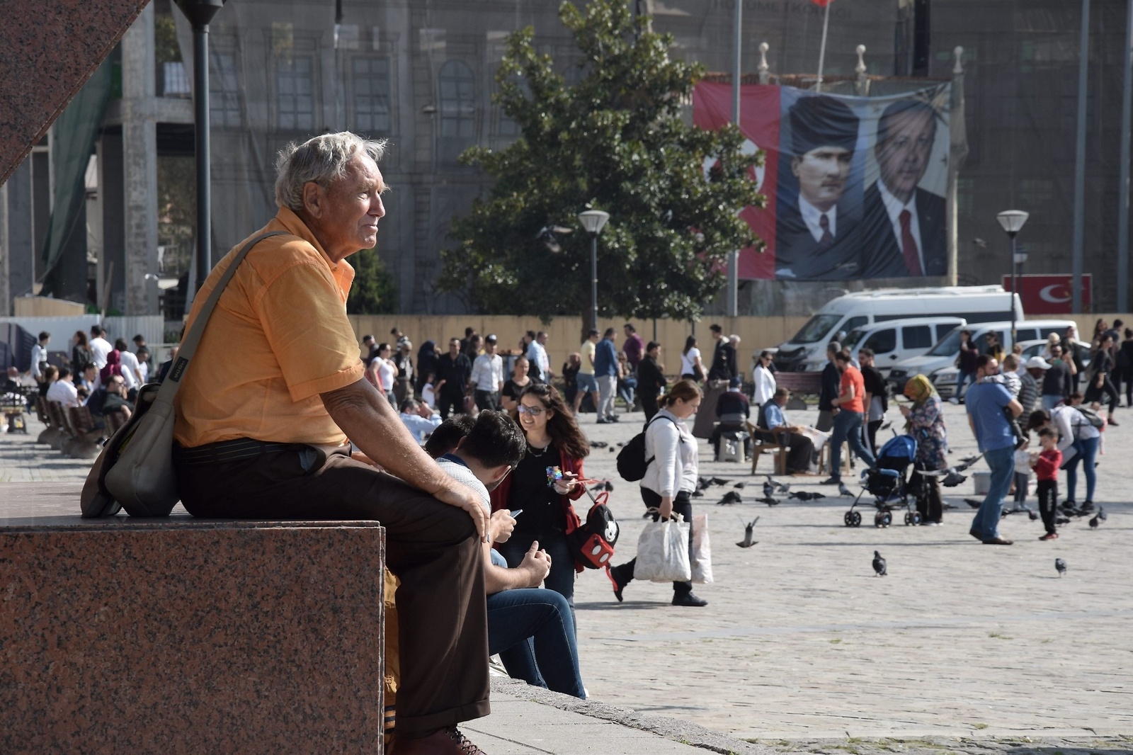 Folklivet i Izmir är fängslande. Överallt på gator och torg rör sig människor, gamla som unga, för att umgås eller bara vara.
