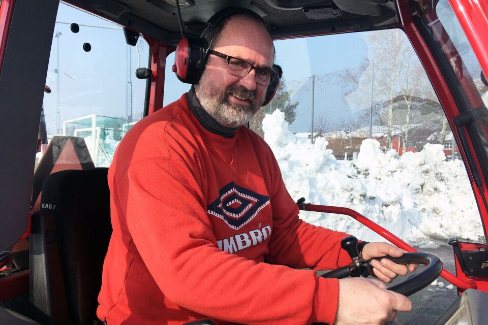 Bertil Johansson var i full gång med att röja snö vid lunchtid, sedan gick traktorn sönder.