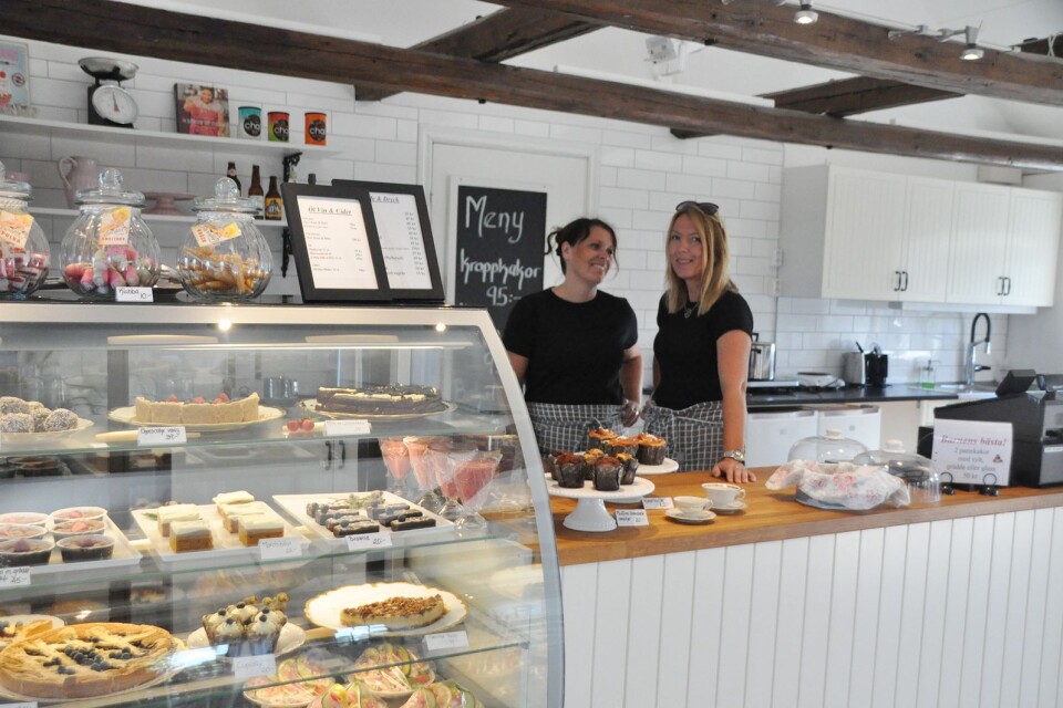 Carina Jonsson och Helene Petersson driver Karl Astrids café i Halltorp.