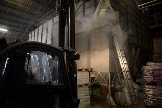 På LT Lantmän tar man i snitt emot 4 000 ton bulkfoder per år. Inne i fabriken säckas foder med hjälp av en robot. 
Foto: Jakob Hydén