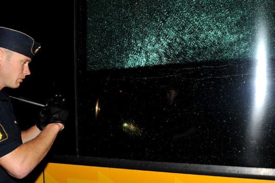 Polis inspekterade flera av de beskjutna bussarna när de körts till sina depåer.