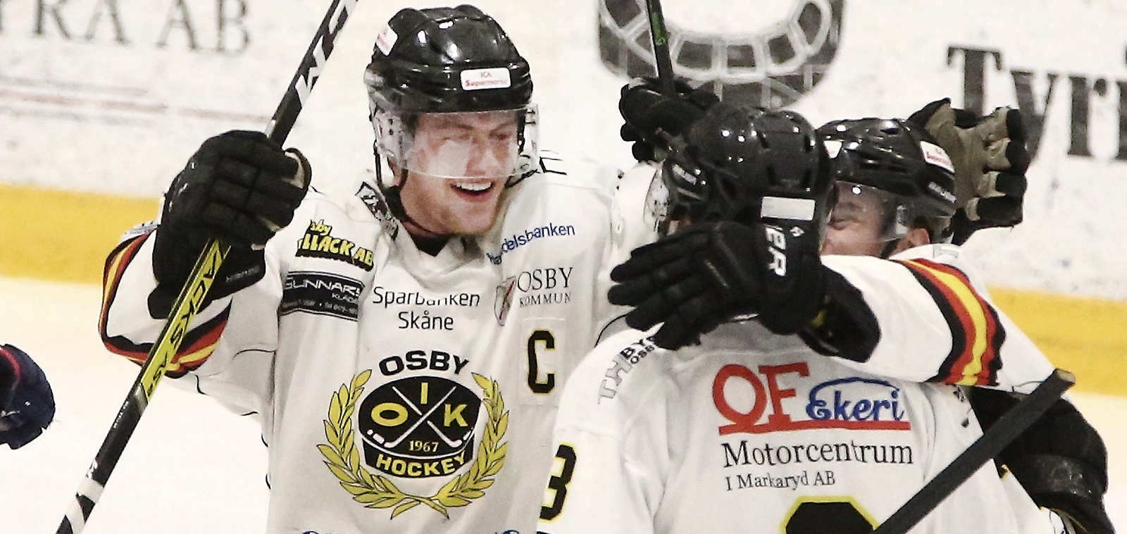 Colin Holmström har precis gjort 3–3 och gratuleras här av lagkamratern Mika Huhtasalo och Oscar Almberg. Foto: Stefan Sandström