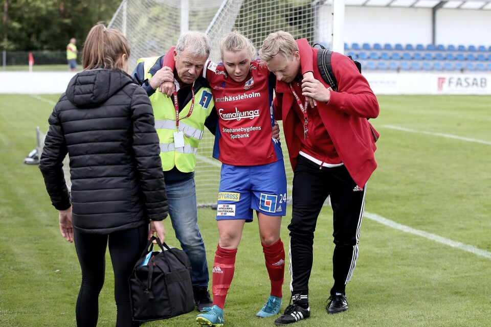 Ebba Hed får hjälp av planen efter att ha dragit på sig en knäskada.