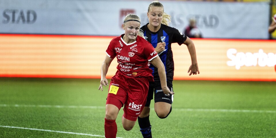 Lova Sternfeldt jagas av Ester Selander i cupmötet på Borås arena.