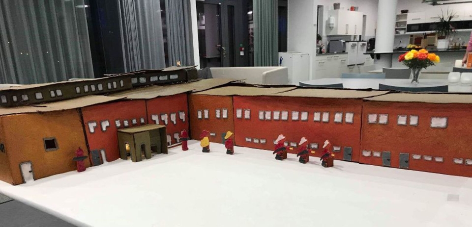 Kalmar brandstation i miniatyr. Camilla Nilsson och Frida Cesar bakade en miniatyrversion av sin arbetsplats.