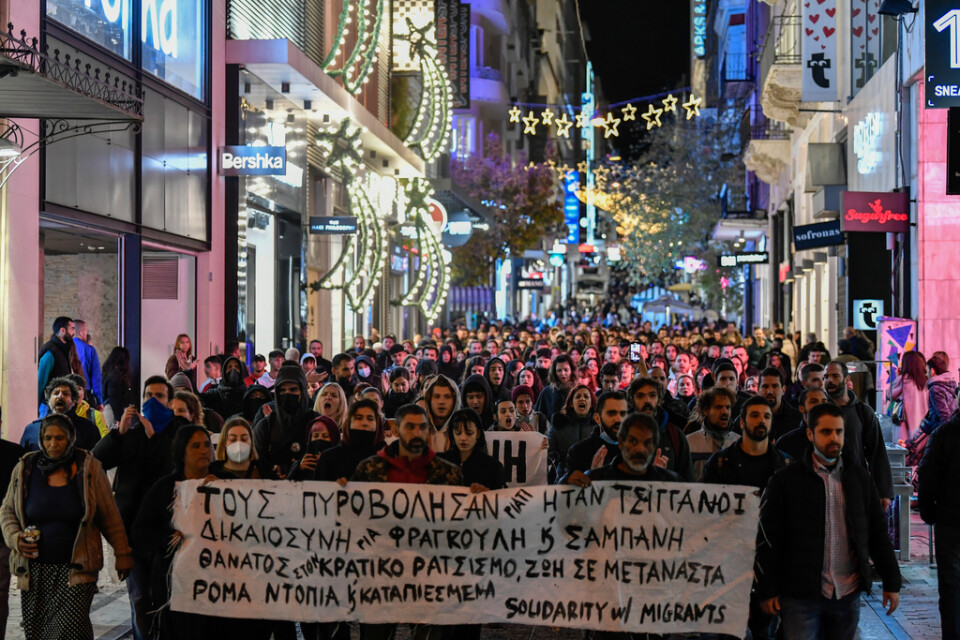 Demonstranter i Greklands huvudstad Aten med texten "De sköt dem eftersom de är romer".