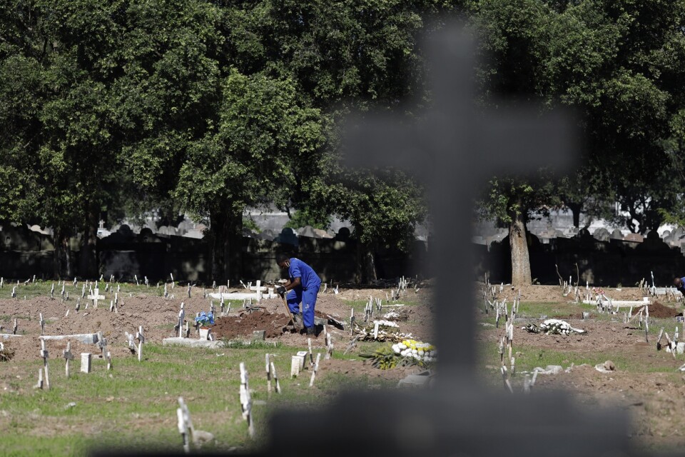 En kyrkogårdsarbetare gräver nya gravar i Rio de Janeiro.